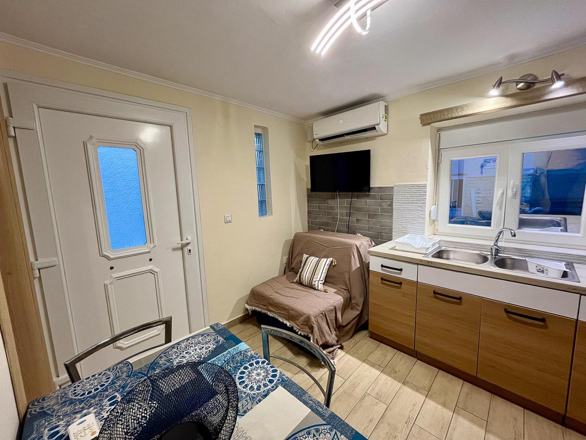 Private Modern Cozy House At The Center Apartment Mytilene Bagian luar foto